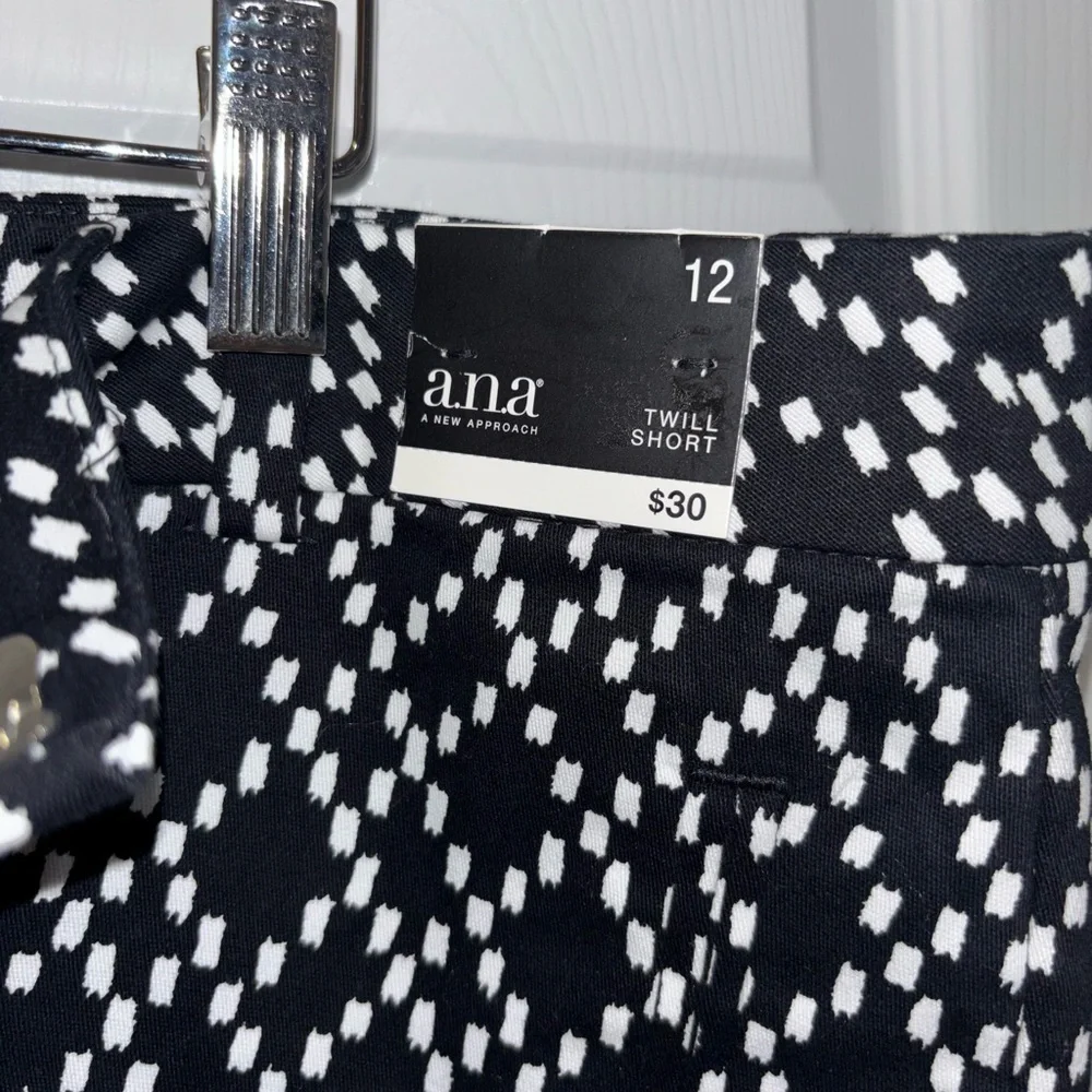 Women's SZ 12 Summer Shorts 2 Pairs - Picture 2 of 7